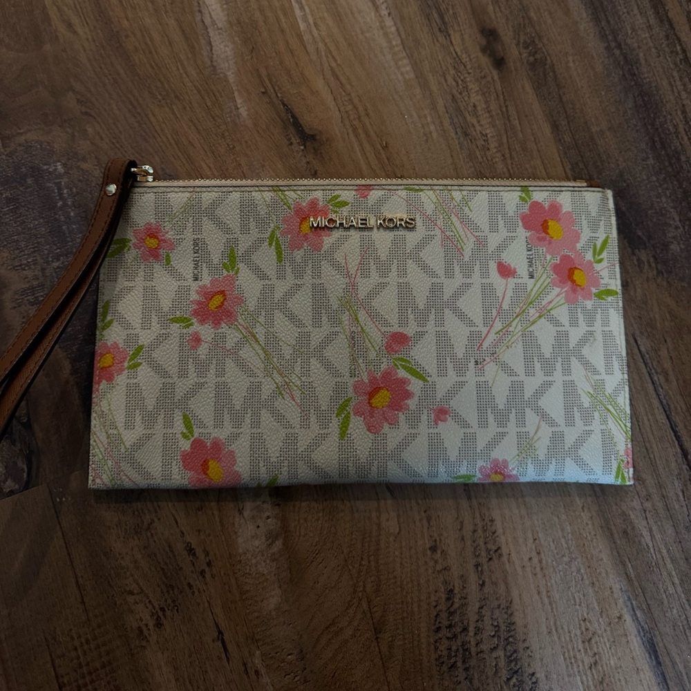 ⭐️Micheal Kors Wallet⭐️